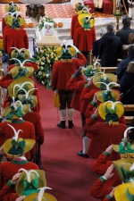 Beerdigung Fahnenpatin Karoline ORTNER - Sarg mit Trägern und Schützen in der Pfarrkirche Sillian (c) Bestattung JESACHER