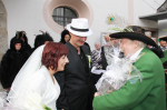 Hauptmann Franz Grillhösl gratuliert dem Brautpaar und überreicht das Hochzeitsgeschenk (c) sepp fleischer