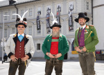 Die 3 Landeskommandanten der Tiroler Schützenbünde vor dem Volkskunstmuseum (c) Die Fotografen